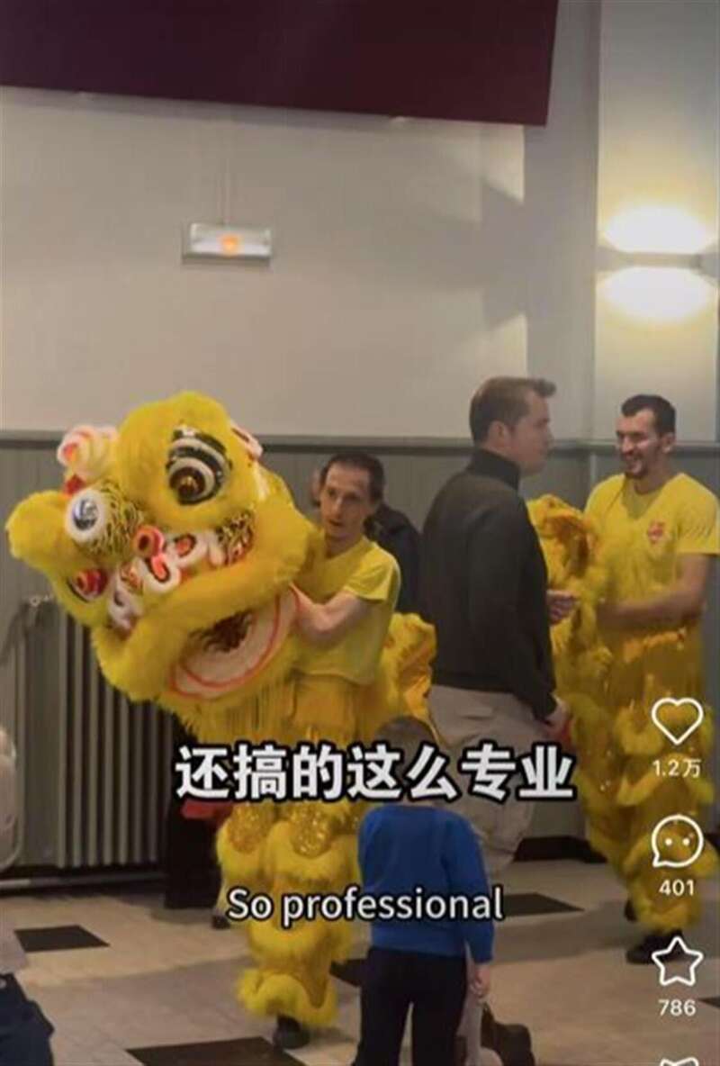 法国小镇春节氛围卷起来了:小哥舞狮 老奶奶穿汉服走秀