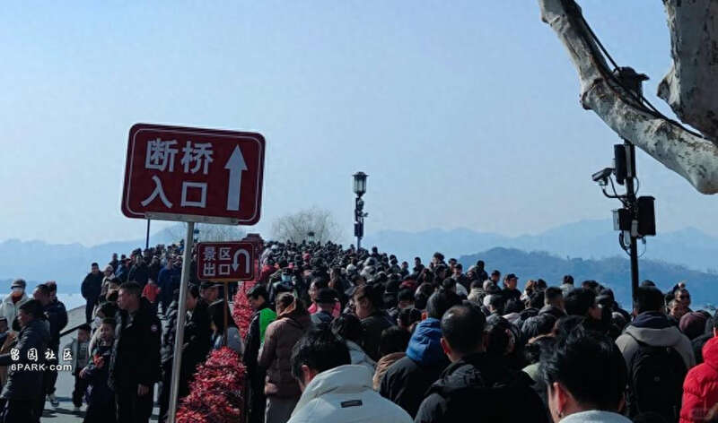 灵隐寺挤爆!断桥全是人!通宵排队进雍和宫!故宫客满(图)