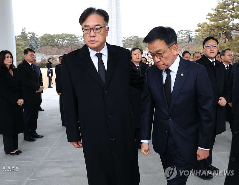 韩国总统室高级幕僚向代总统崔相穆集体请(图)