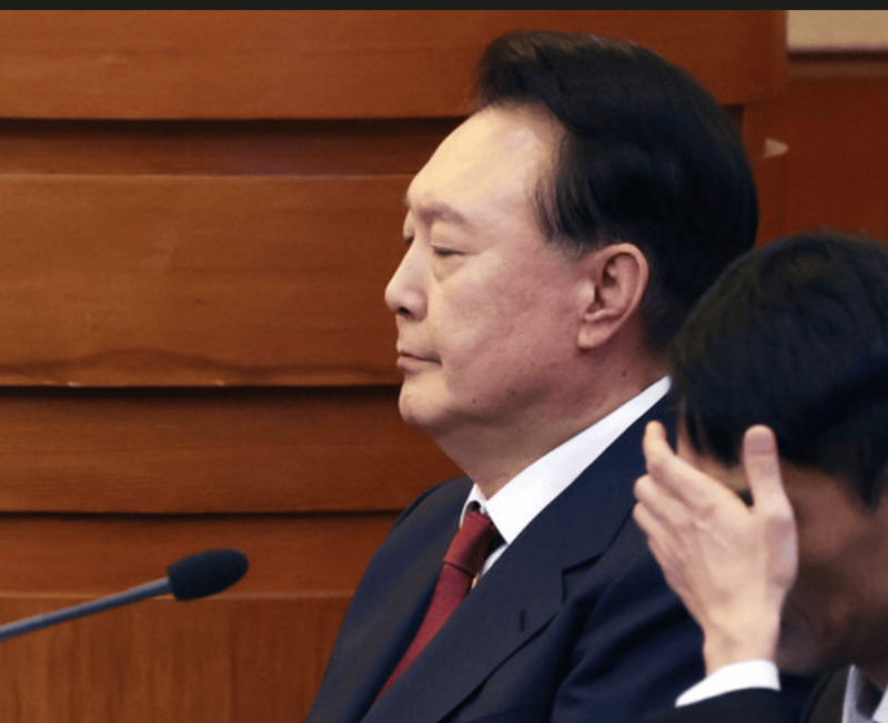 尹锡悦的拘留春节:早餐吃年糕汤,看文件见律师(图)