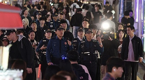 韩警方严打万圣节期间售卖及穿警服行为，梨泰院踩踏事故曾因民众装扮成警察致应对迟缓 ...