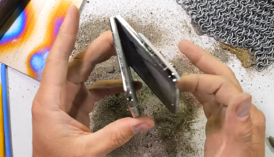 iPhone Duo未能通过JerryRigEverything粉尘耐用性测试