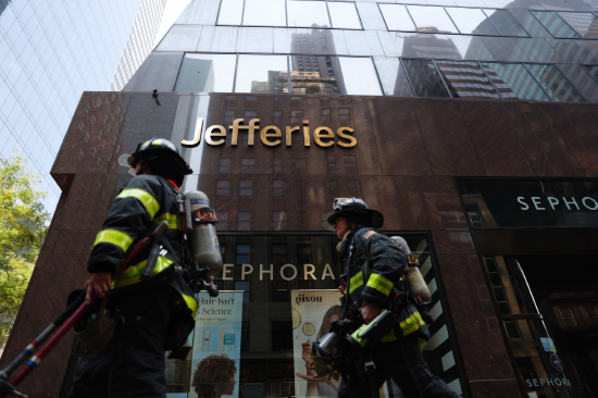 7月17日，消防员在Jefferies Financial Group纽约总部外。