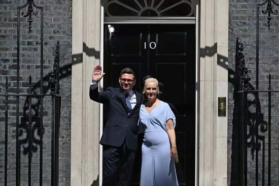 7月20日，伯纳姆与妻子Marie-France van Heel在唐宁街10号外