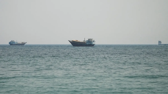 美伊争夺海峡控制权，霍尔木兹海峡船舶通行量大幅锐减
