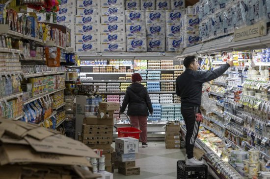 消费者连购买食品杂货等简单的开支都难以负担。