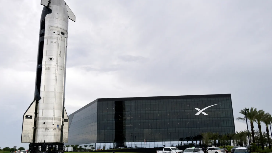2025 年 8 月 23 日，美国得克萨斯州星基地发射场，SpaceX 星舰从星基地制造厂区运往发射台，准备开展第十次试飞。