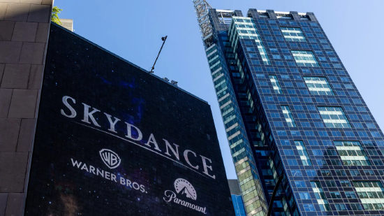 2026 年 10 月 6 日，纽约时代广场，派拉蒙环球总部大楼外的 Skydance 广告牌。