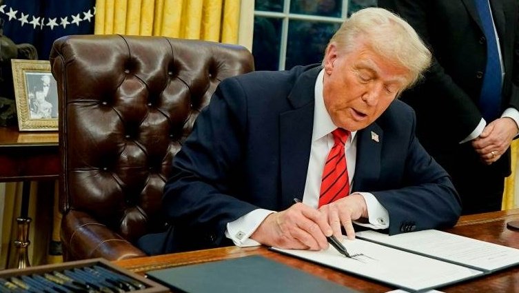 美媒：特朗普计划签署行政命令，将首次确定英语为美国官方语言 ...