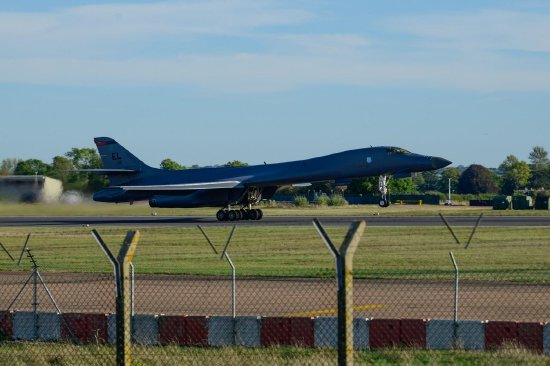  10 月 4 日，一架洛克威尔 B-1 枪骑兵重型轰炸机从英国费尔福德的皇家空军费尔福德基地起飞