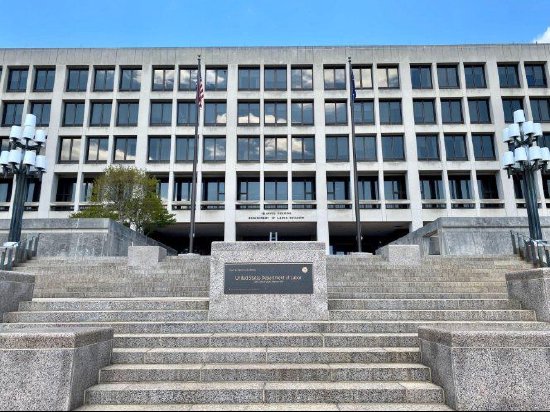 美国首次申请失业救济人数降至19.6万，裁员规模维持低位