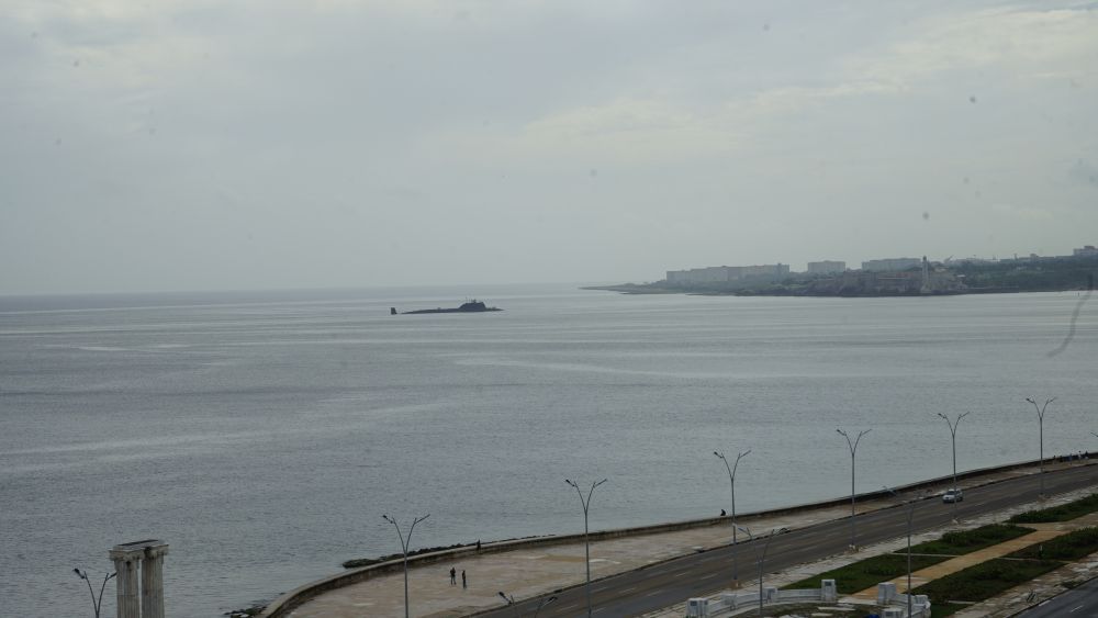6月12日，俄罗斯“喀山”号核潜艇抵达古巴哈瓦那港。图片来源：新华社记者李子健摄