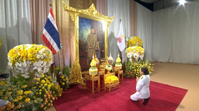 外媒：泰国国王正式批准佩通坦出任新总理，佩通坦在仪式现场与父亲他信拥抱 ...