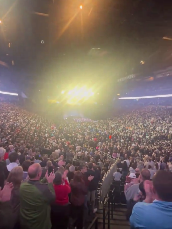 3万名股东为芒格起立鼓掌