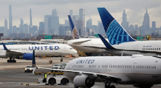 伊朗冲突致燃油价格近乎翻倍 美联航托运行李费上涨10至50美元 ...