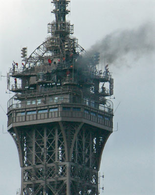 △埃菲尔铁塔塔顶冒出浓烟