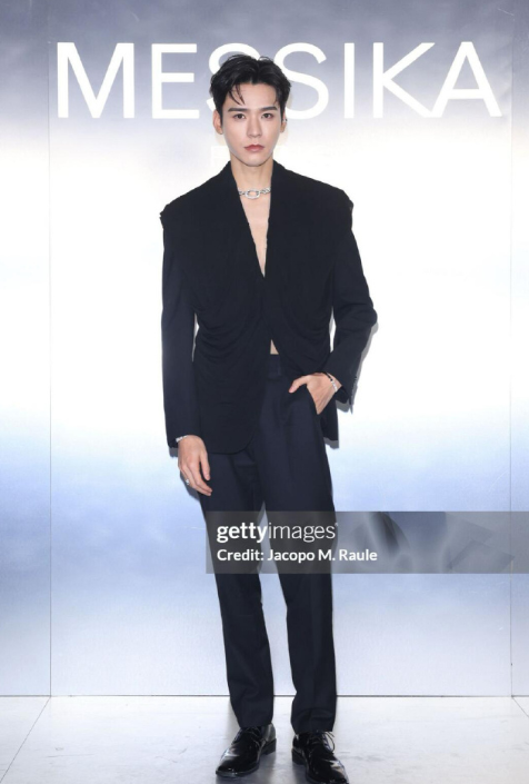 巴黎时装周:被杨幂惊艳,从不穿暴露礼服却艳压群芳(图)