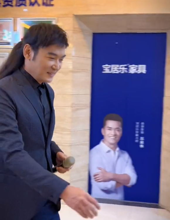 55岁焦恩俊形象大变 长发披肩大腹便便认不出(组图)