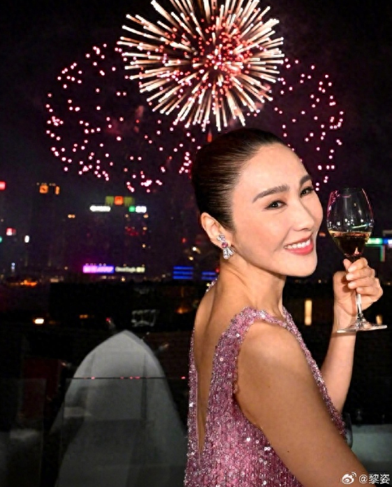 黎姿一家八口迎国庆:富商丈夫体贴陪同,弟弟成团宠(图)