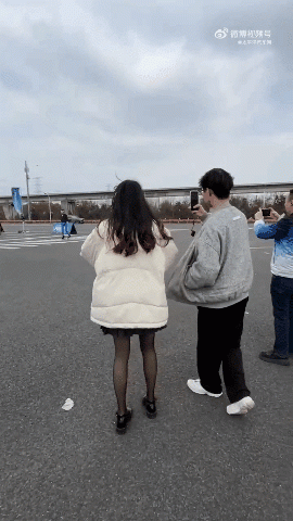车辆行驶 小姐姐“自娱自乐”一脸陶醉视频疯传?(组图)