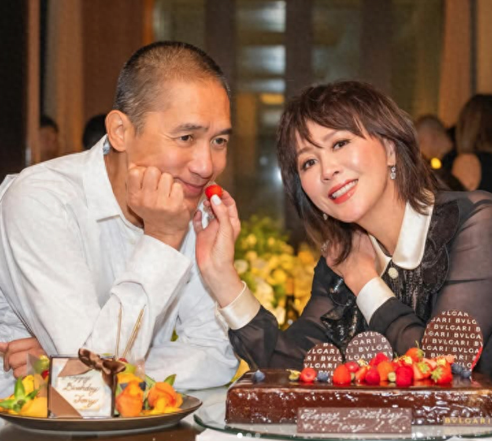 梁朝伟和刘嘉玲搭机飞泰国 老夫老妻有默契(组图)