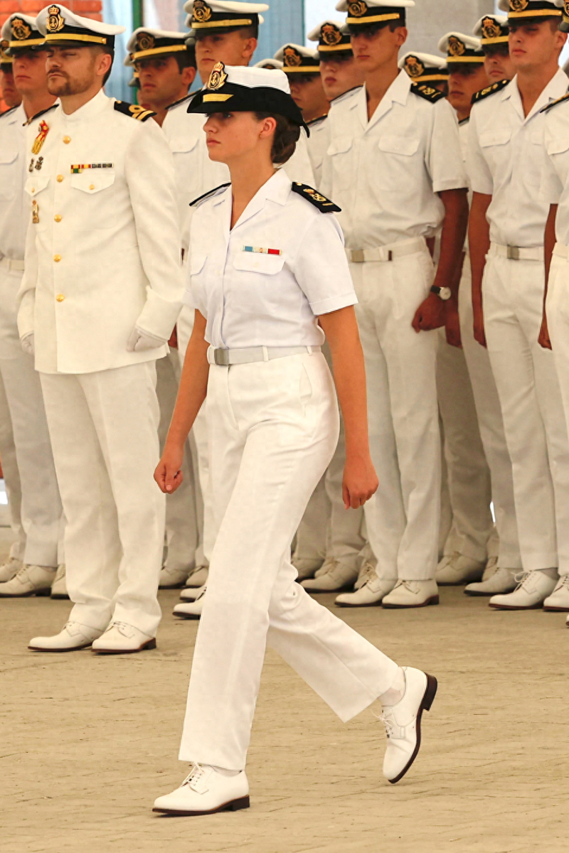 西班牙公主穿军装太酷 和父母聚餐秒变“小棉袄”(图)