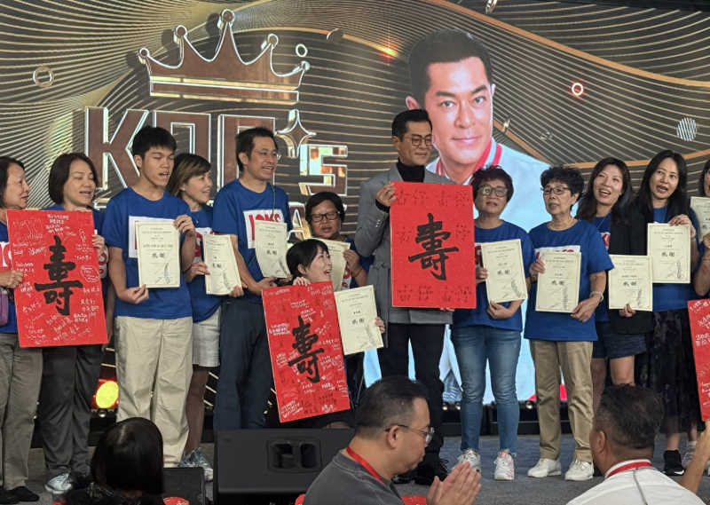 古天乐54岁生日开席60桌,仍是单身由妈妈陪同切蛋糕(图)