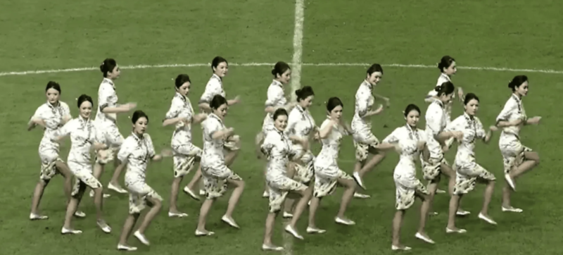 中国足球闹剧:空姐穿制服中场热舞,传多人被处罚(组图)