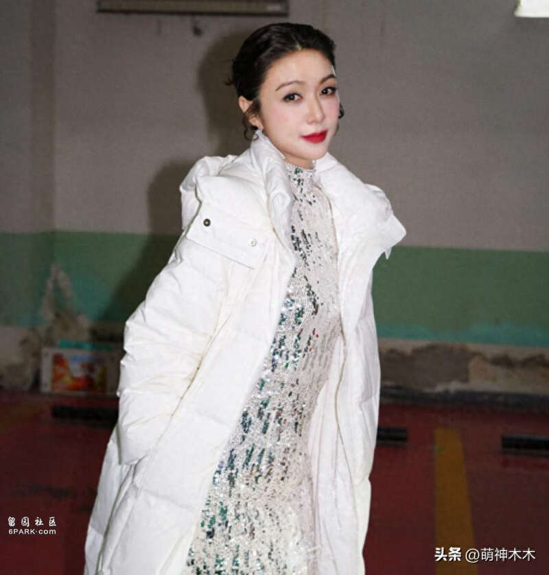 薛凯琪春晚独穿白色被批抢镜,扭胯卖力妩媚过头(组图)
