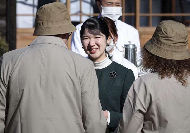 日本皇室公主合体捉鸭 爱子秀英文 佳子裤装干练(组图)