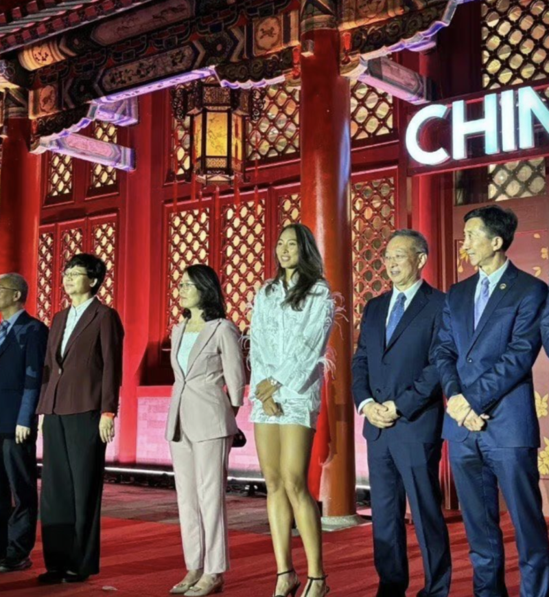 郑钦文C位亮相领导站两旁 一件羽饰衬衫近万元(组图)