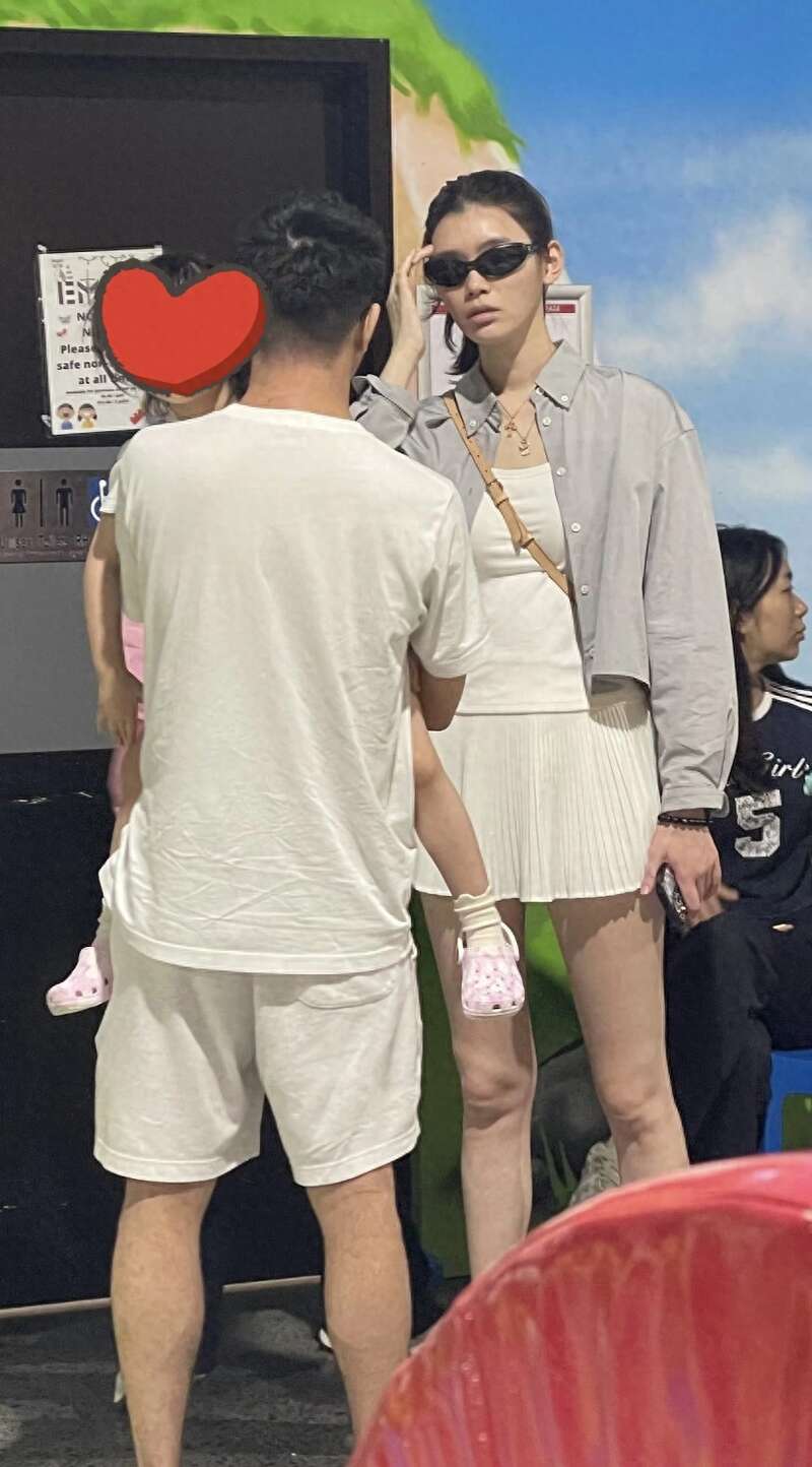 奚梦瑶澳洲被偶遇状态超好,儿子被何猷君抱在怀中(组图)