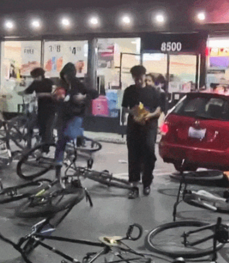 众目睽睽之下,美国50名青少年洗劫7-11便利店(图/视)