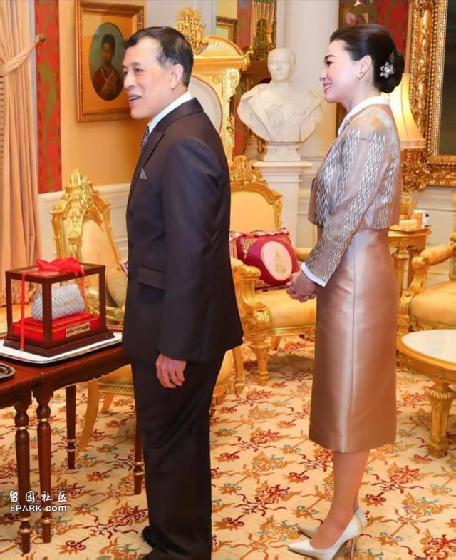 泰国国王又获博士学位 校长单膝跪地奉上毕业证(组图)