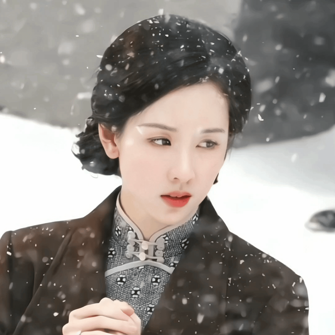 陈都灵0.7黄金腰臀比 素颜照撞脸“贵妇”章泽天(图)