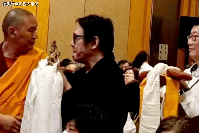 61岁李连杰现身新加坡寺庙 面相怪异脸色发黑(组图)