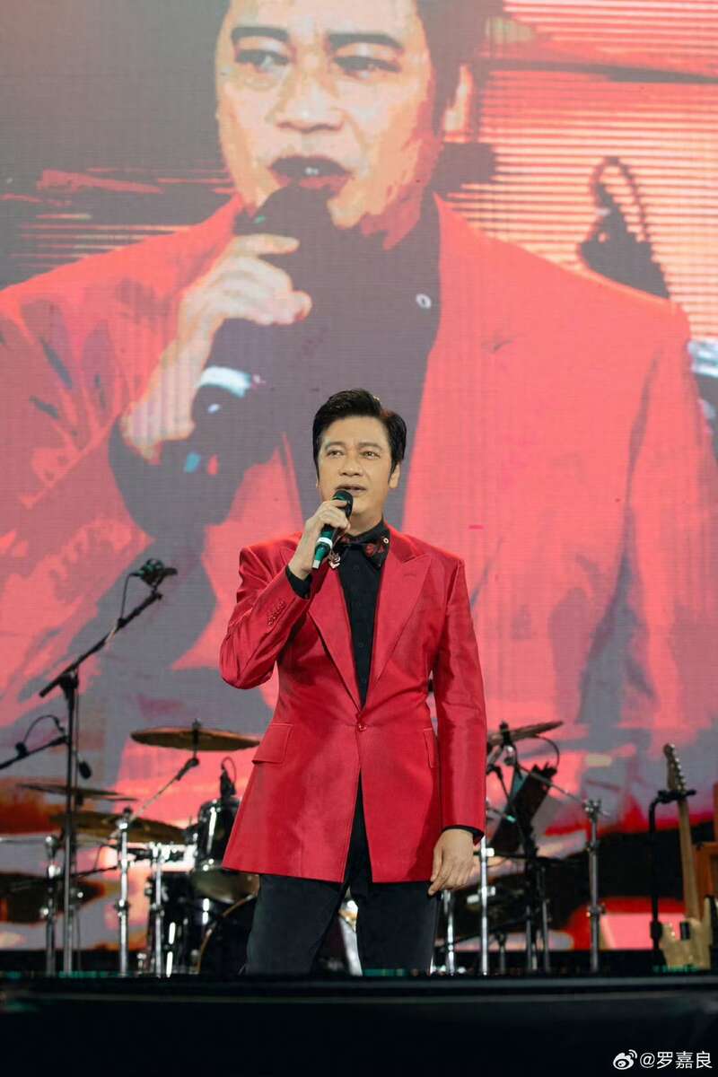 罗嘉良在北京排队买食物无人认出,62岁发量依旧惊人(图)