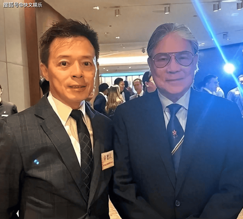 78岁霍震霆低调逛地摊 身家数千亿仍很节俭(组图)