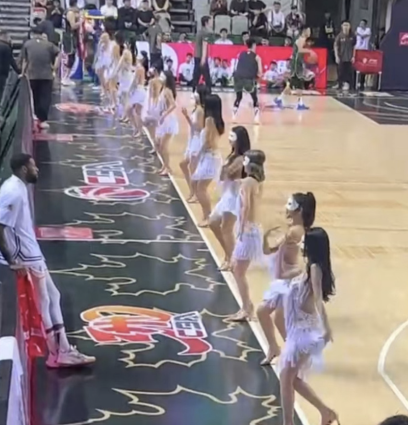 中国篮球荒唐一幕:拉拉队服装暴露低俗,外援看傻眼(图)