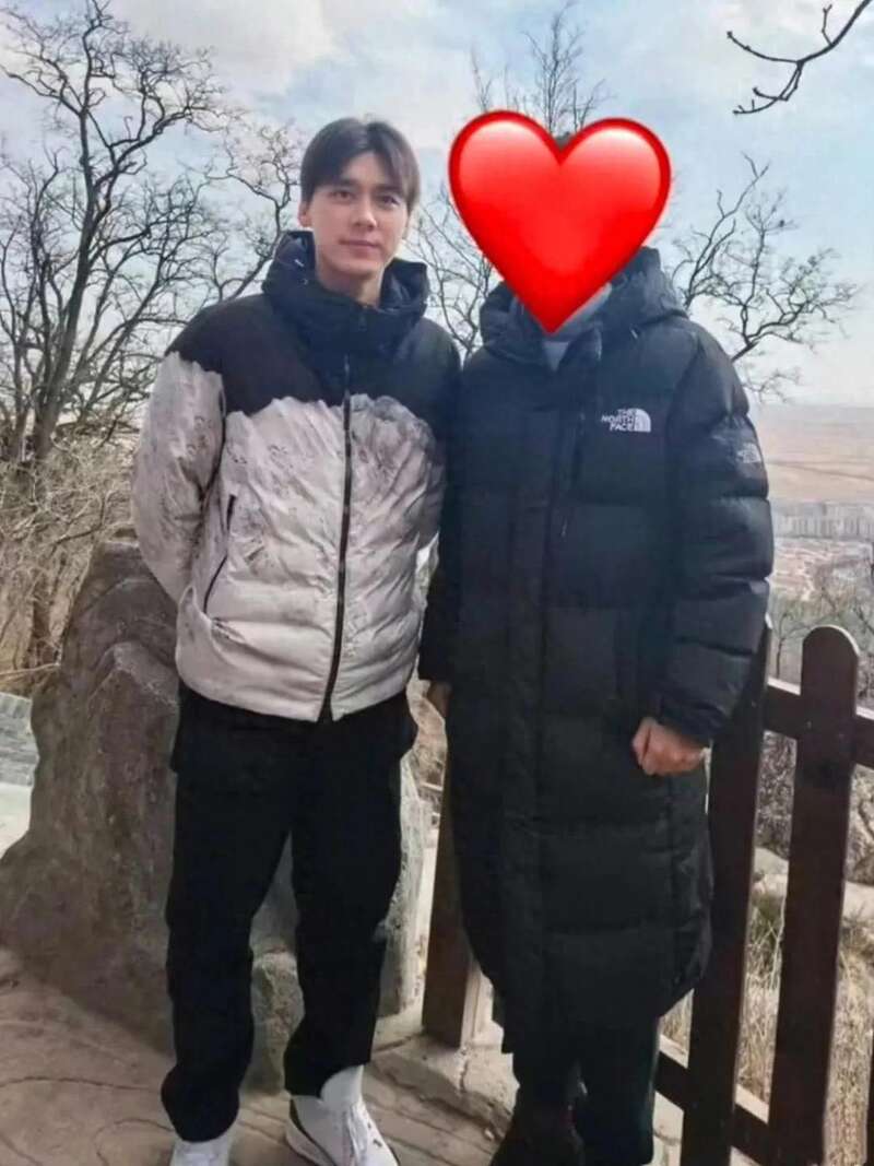 李易峰被封后变迷信?多次现身同一寺庙求神(图)