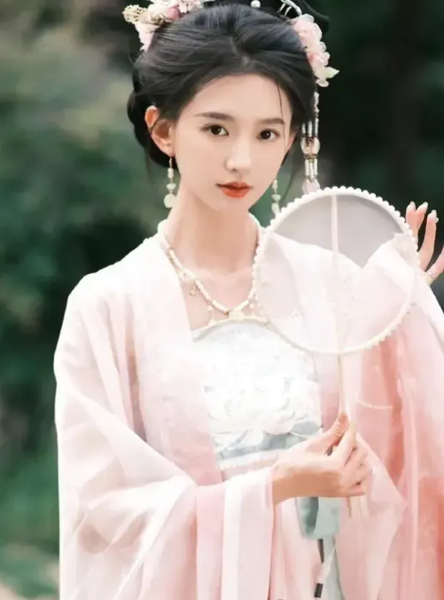 去影视圈发展了?「大学气质女神」又双叒上热搜(图)