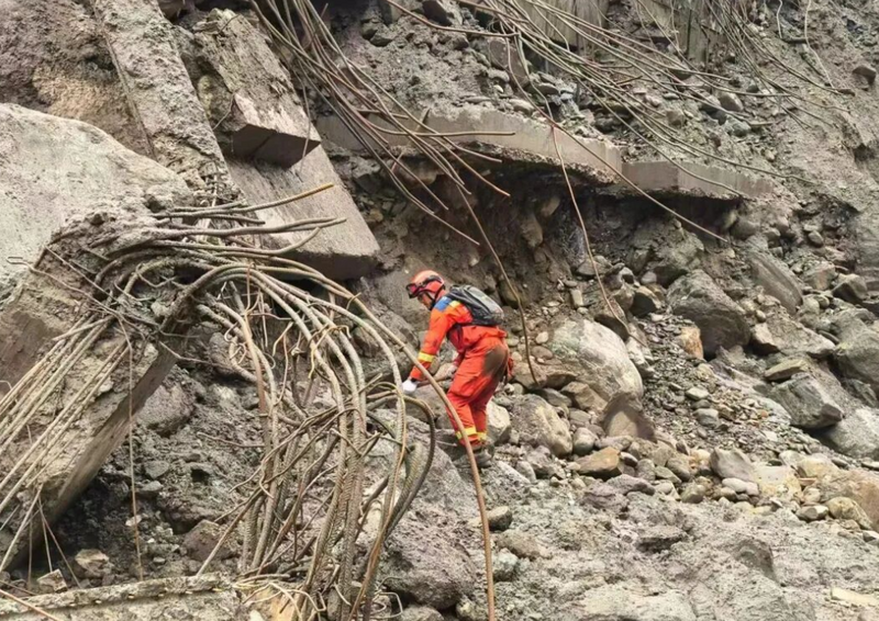 中國西藏吉隆口岸聯檢大樓在洪災中遭到淹沒，大樓只剩下鋼筋瓦礫看不出原貌。（圖擷自微博）