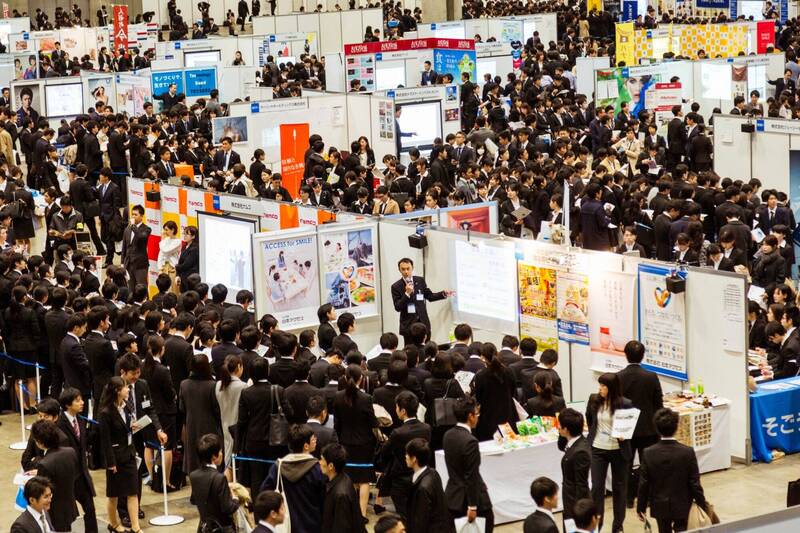 中國自媒體人抨擊日本大學畢業生98％就業率隱藏危機，反遭自家網友狠酸。圖為日本針對大學生的就業博覽會。（彭博）