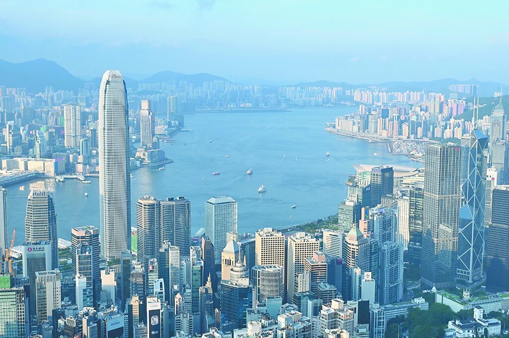 全球超過75％的離岸人民幣支付經香港處理，香港已成為全球主要離岸人民幣業務樞紐。圖為維多利亞港沿岸景色。 （中新社）