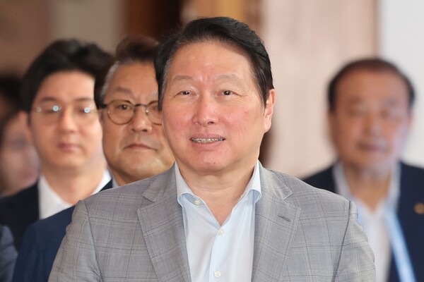 7月15日，在济州西归浦市穑达洞新罗酒店举行的第49届大韩商工会议所济州论坛开幕式上，SK集团董事长崔泰源步入会场。【照片来源：韩联社】