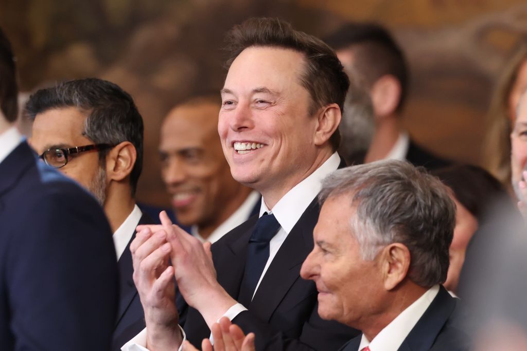 特斯拉执行长马斯克（Elon Musk）以重视实际能力闻名，面试求职者时会透过提问了解对方过去解决问题的经验，借此判断其是否具备真实实力。(Kevin Lamarque - Pool/Getty Images)