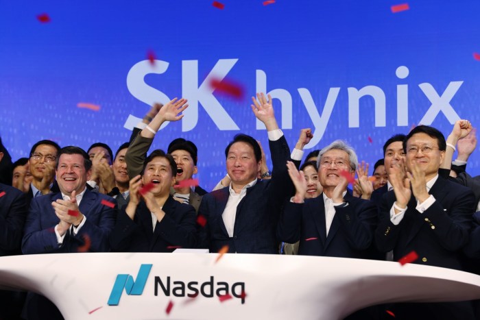 SK海力士高管和员工庆祝该公司本月初在美国上市。