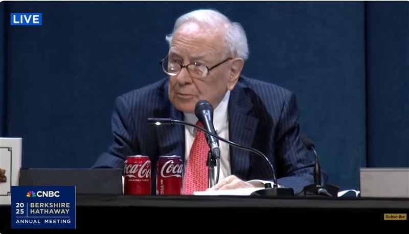 「股神」巴菲特（Warren Buffett）日前接受美国媒体《CNBC》专访，就当前股市发展趋势提出看法。 他坦言，如今股市已逐渐沦为投机交易的战场，而非以长期投资为核心考量，当所有参与者都倾向把股市当赌场玩时，要从中挖掘出真正具备投资价值的标的，难度将大幅提高。 （图/翻摄自YT@CNBC）
