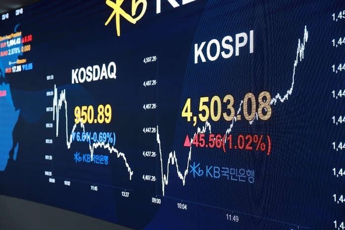 随着韩国综合股价指数连日刷新历史最高值,开启了在国内股市上市的上市指数基金(ETF)净资产300万亿韩元时代。  全体上市项目数也超过了1000个,目前达到了1059个。6日，据金融投资协会统计，以前一.. - MK