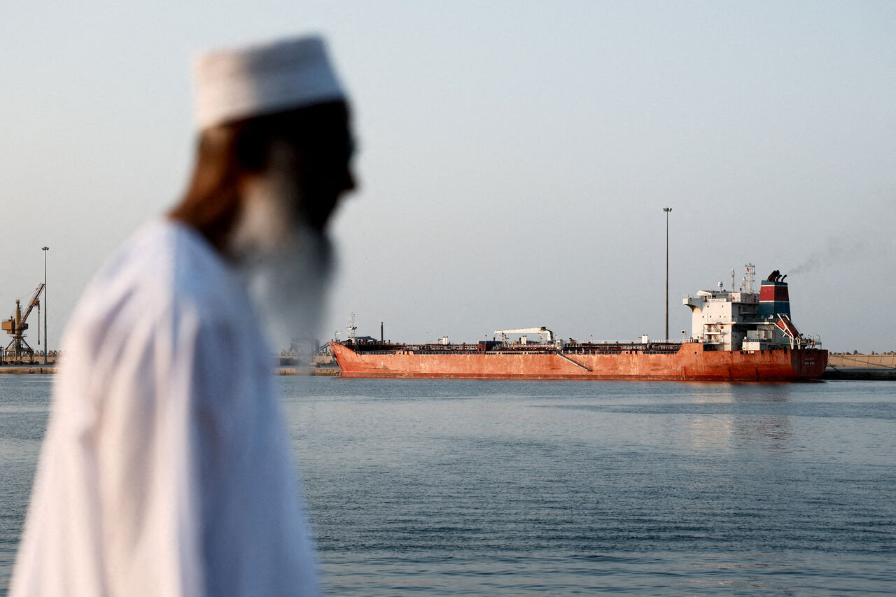 ▲▼資料照：荷姆茲海峽、荷莫茲海峽（Hormuz）交通中斷，油輪停泊在蘇丹港口。石油、原油。（圖／路透）